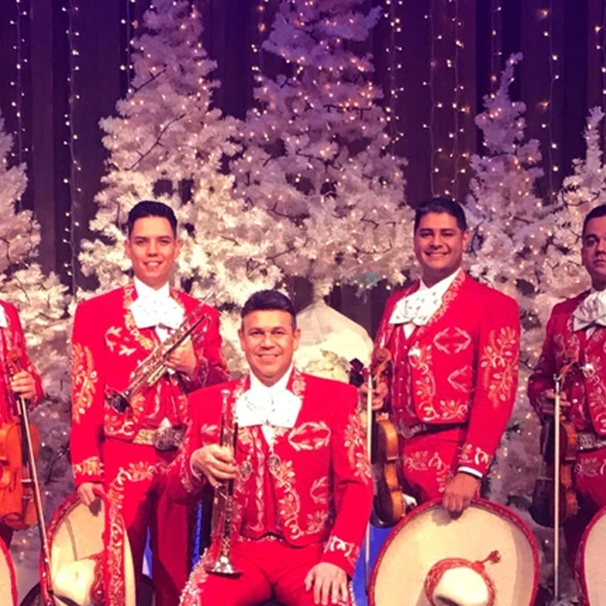Merry-achi Christmas with Mariachi Sol de México® de José Hernández